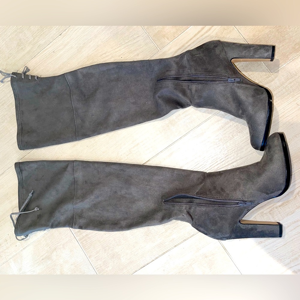 Vince Comuto Knee high gray suede boots